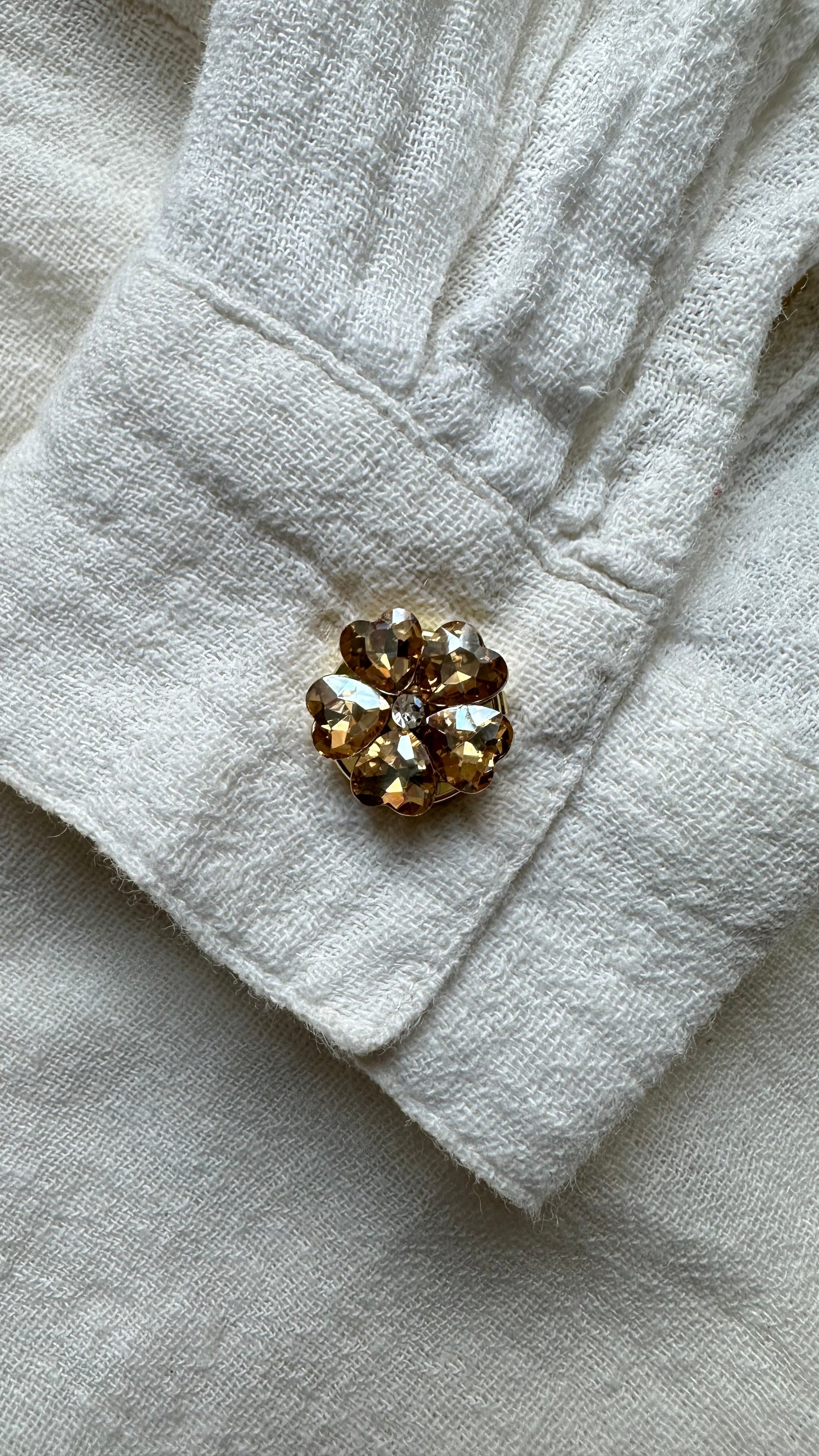 Manchette fleur cache bouton (la paire) Strass champagne MADEINESTEL