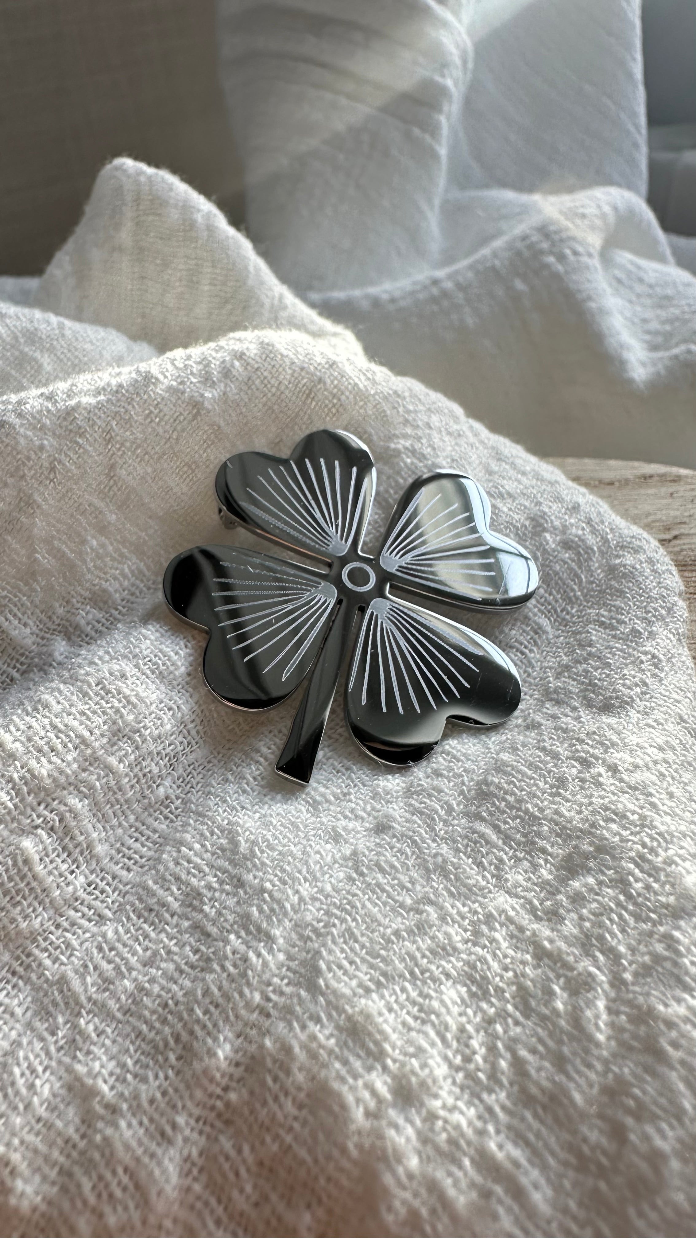 Broche Félicité Argentée MADEINESTEL
