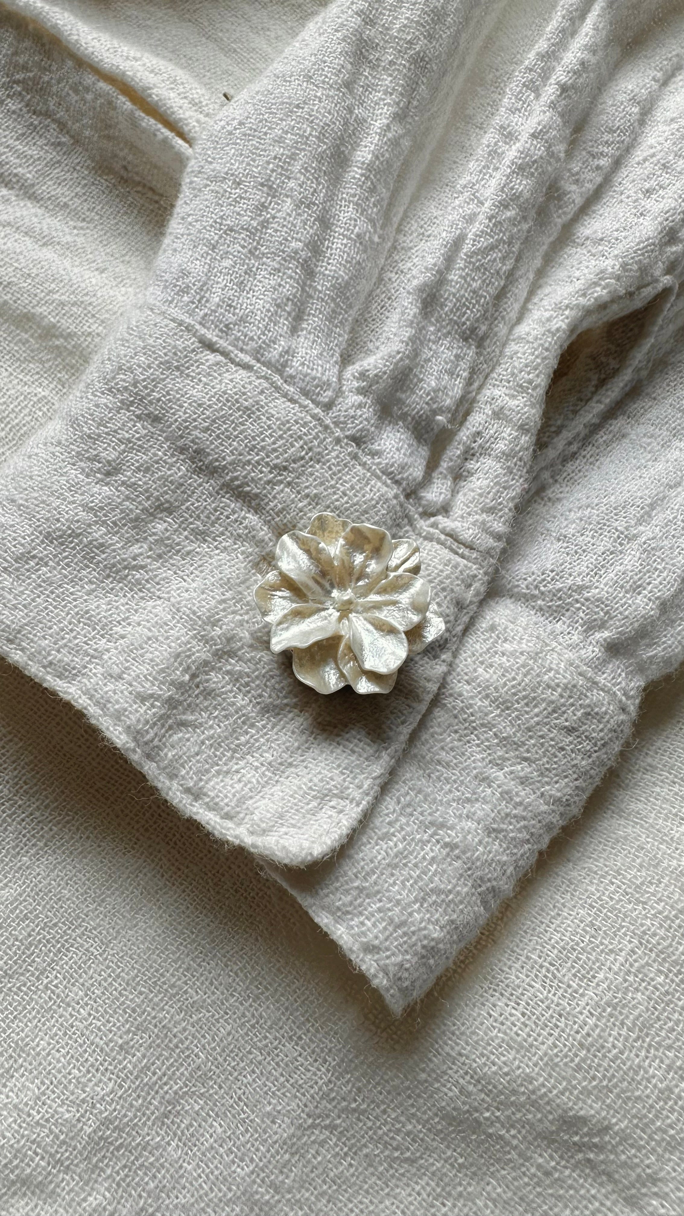 Manchette fleur cache bouton (la paire) Nacrée MADEINESTEL